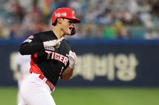 KIA 타이거즈 내야수 김도영이 지난 24일 대구 삼성라이온즈파크에서 열린 2025 신한 Sol 뱅크 KBO리그 삼성 라이온즈전에 3번 3루수로 선발 출전해 7회 초 바뀐 김태훈을 상대로 비거리 130m짜리 장외 솔로포를 쏘아 올렸다. KIA 타이거즈