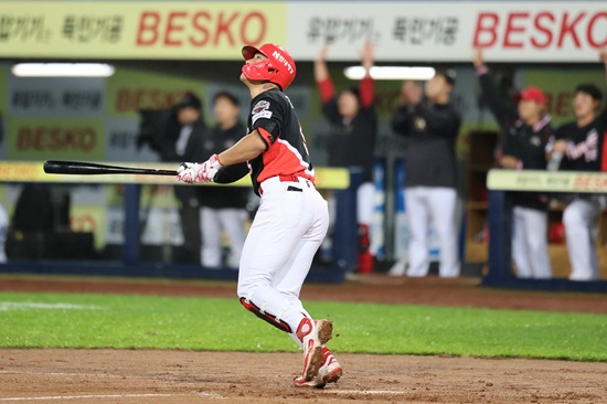 KIA 타이거즈 내야수 김도영이 지난 24일 대구 삼성라이온즈파크에서 열린 2025 신한 Sol 뱅크 KBO리그 삼성 라이온즈전에 3번 3루수로 선발 출전해 7회 초 바뀐 김태훈을 상대로 비거리 130m짜리 장외 솔로포를 쏘아 올렸다. KIA 타이거즈