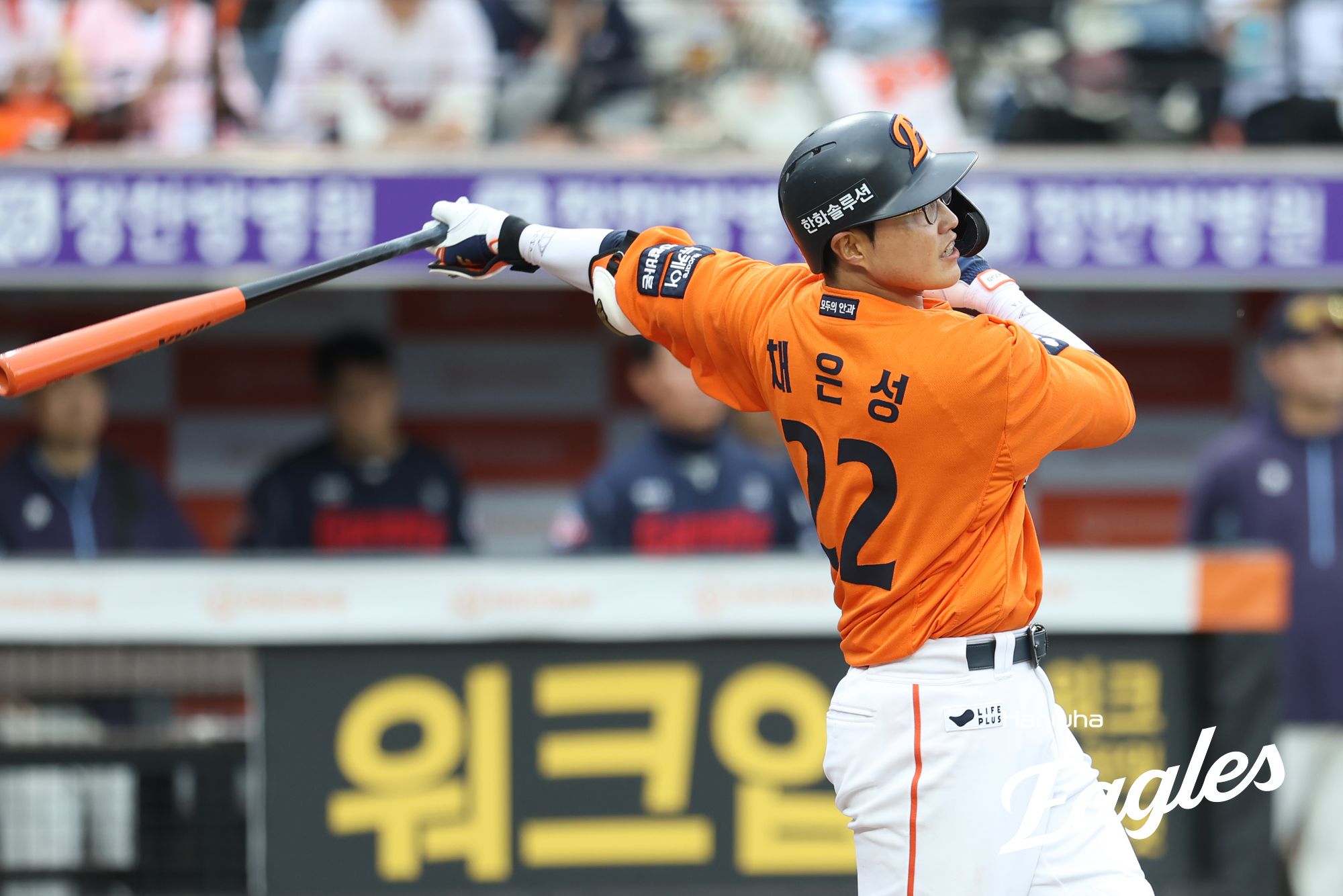 24일 대전 한화생명 볼파크에서 열린 2025 신한 SOL Bank KBO리그 롯데 자이언츠와 한화 이글스의 경기, 1루수 겸 5번타자로 선발 출전한 채은성은 홈런 포함 2안타로 맹타를 휘둘렀으나 7회초 수비 과정에서 좌측 쇄골에 타구를 맞고 김인환과 교체됐다. 한화 이글스