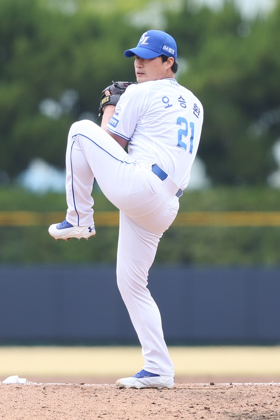 삼성 라이온즈 베테랑 투수 오승환이 25일 퓨처스리그 익산 KT전에 구원 등판해 1이닝 1탈삼진 무실점을 기록했다. 하지만, 오승환은 투구 뒤 담 증세를 겪어 1군 콜업 시기가 또 미뤄질 전망이다. 삼성 라이온즈