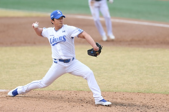 삼성 라이온즈 베테랑 투수 오승환이 25일 퓨처스리그 익산 KT전에 구원 등판해 1이닝 1탈삼진 무실점을 기록했다. 하지만, 오승환은 투구 뒤 담 증세를 겪어 1군 콜업 시기가 또 미뤄질 전망이다. 삼성 라이온즈