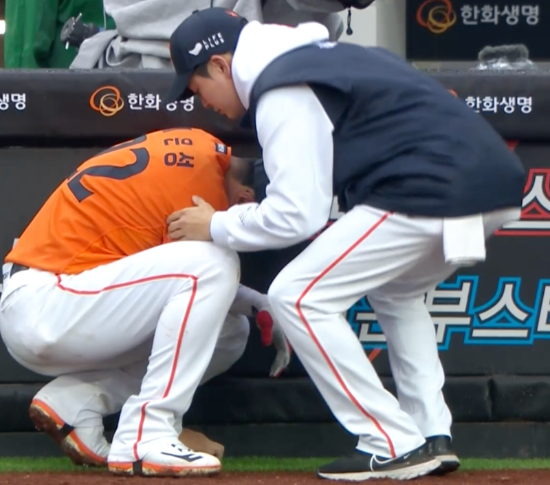 24일 대전 한화생명 볼파크에서 열린 2025 신한 SOL Bank KBO리그 롯데 자이언츠와 한화 이글스의 경기, 1루수 겸 5번타자로 선발 출전한 채은성은 홈런 포함 2안타로 맹타를 휘둘렀으나 7회초 수비 과정에서 좌측 쇄골에 타구를 맞고 김인환과 교체됐다. 이후 한화는 6-6 동점을 허용했다. 중계화면 캡쳐