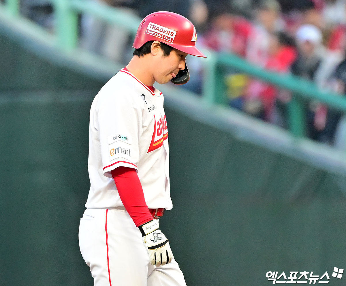 이숭용 감독이 이끄는 SSG는 25일 인천SSG랜더스필드에서 열리는 2025 신한 SOL Bank KBO리그 LG 트윈스와의 시즌 9차전을 앞두고 최지훈(중견수)-정준재(2루수)-박성한(유격수)-고명준(1루수)-한유섬(지명타자)-이지영(포수)-안상현(3루수)-채현우(좌익수)-오태곤(우익수) 순으로 라인업을 구성했다. 간판타자 최정의 제외가 눈에 띈다. 경기 전 이숭용 감독은 '본인이 좀 불안한 느낌이 있다고 하더라. (통증이) 심각한 건 아닌데, 본인이 좀 불편하다고 해서 앞으로 많이 남았으니까 대타 정도만 준비하자고 했다'고 설명했다. 엑스포츠뉴스DB