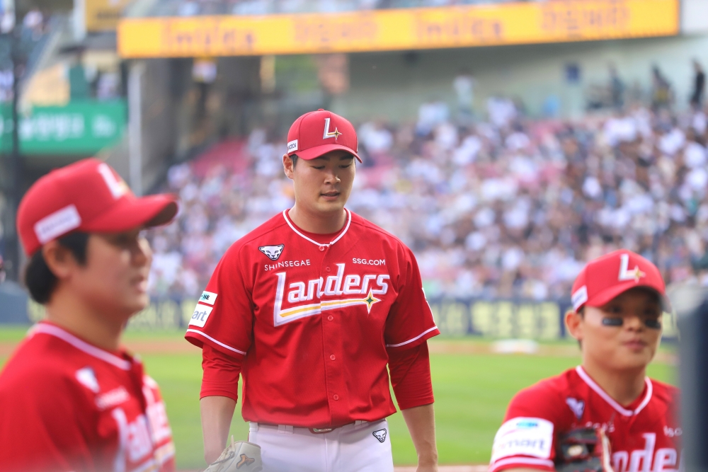 이숭용 감독이 이끄는 SSG는 25일 인천SSG랜더스필드에서 열리는 2025 신한 SOL Bank KBO리그 LG 트윈스와의 시즌 9차전을 앞두고 최지훈(중견수)-정준재(2루수)-박성한(유격수)-고명준(1루수)-한유섬(지명타자)-이지영(포수)-안상현(3루수)-채현우(좌익수)-오태곤(우익수) 순으로 라인업을 구성했다. 간판타자 최정의 제외가 눈에 띈다. 경기 전 이숭용 감독은 '본인이 좀 불안한 느낌이 있다고 하더라. (통증이) 심각한 건 아닌데, 본인이 좀 불편하다고 해서 앞으로 많이 남았으니까 대타 정도만 준비하자고 했다'고 설명했다. SSG 랜더스