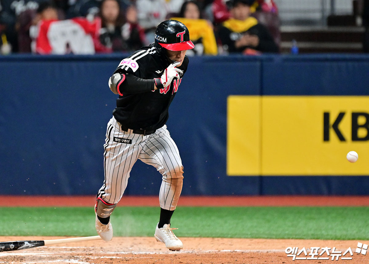 9일 오후 서울 구로구 고척스카이돔에서 열린 '2025 신한 SOL Bank KBO리그' LG 트윈스와 키움 히어로즈의 경기, 7회초 LG 신민재가 기습 번트를 시도하고 있다. 엑스포츠뉴스 DB