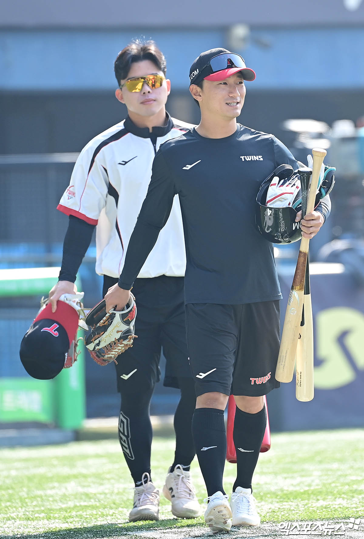 22일 오전 서울 송파구 잠실야구장에서 열리는 '2025 신한 SOL Bank KBO리그' 롯데 자이언츠와 LG 트윈스의 경기에 앞서 LG 문성주와 신민재가 훈련에 나서고 있다. 엑스포츠뉴스 DB