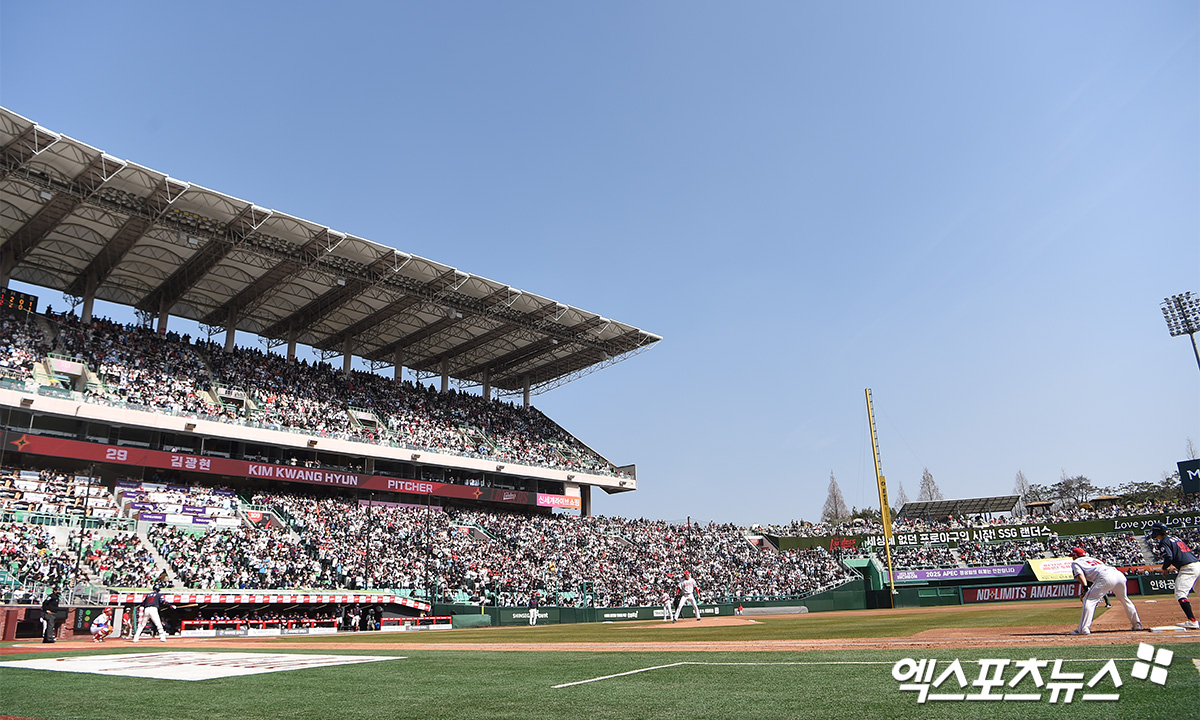 23일 오후 인천SSG랜더스필드에서 열린 '2024 신한 SOL 뱅크 KBO리그' 롯데 자이언츠와 SSG 랜더스의 개막 경기, 2만 3천명의 만원 관중이 열띤 응원을 펼치고 있다. 엑스포츠뉴스 DB