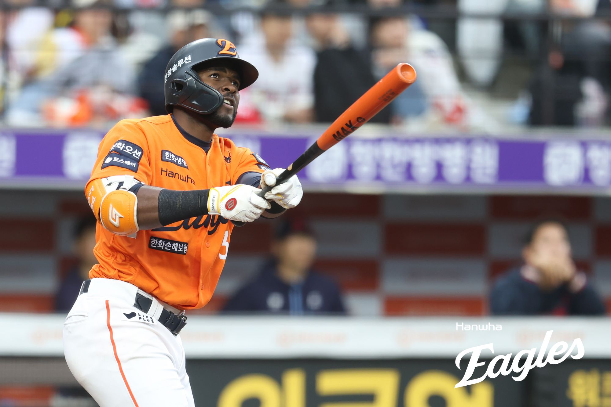한화 이글스 에스테반 플로리얼은 25일 대전 한화생명 볼파크에서 열린 2025 신한 SOL Bank KBO리그 롯데 자이언츠와의 홈경기에서 1번타자 겸 중견수로 선발 출전, 1회말 선두타자로 나서 롯데 선발 한현희 상대 볼카운트 2볼-1스트라이크에서 4구 136km/h 투심 패스트볼을 받아쳐 우측 담장을 넘어가는 솔로 홈런을 터뜨렸다. 시즌 6호 홈런. 한화 이글스