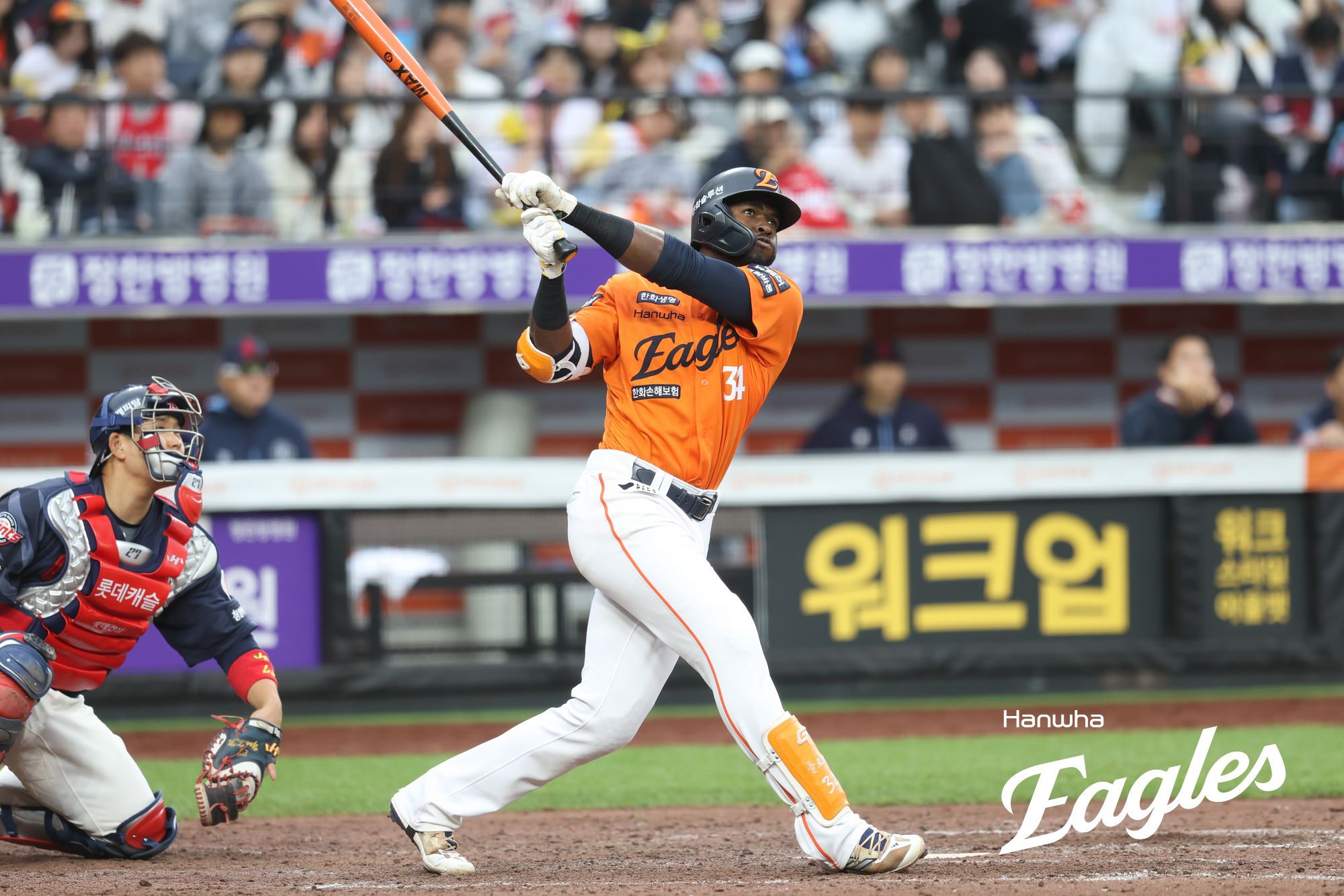 한화 이글스 에스테반 플로리얼은 25일 대전 한화생명 볼파크에서 열린 2025 신한 SOL Bank KBO리그 롯데 자이언츠와의 홈경기에서 1번타자 겸 중견수로 선발 출전, 1회말 선두타자로 나서 롯데 선발 한현희 상대 볼카운트 2볼-1스트라이크에서 4구 136km/h 투심 패스트볼을 받아쳐 우측 담장을 넘어가는 솔로 홈런을 터뜨렸다. 시즌 6호 홈런. 한화 이글스