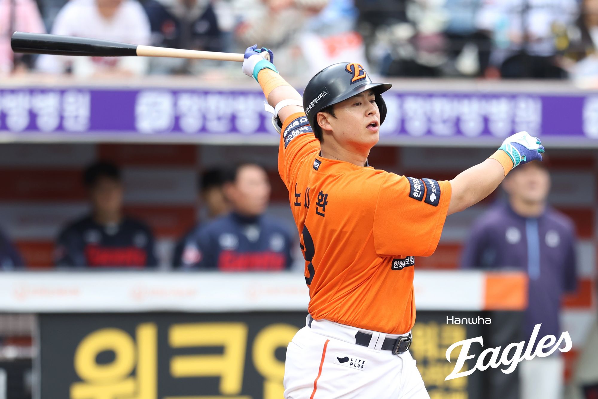한화 이글스 노시환은 25일 대전 한화생명 볼파크에서 열린 2025 신한 SOL Bank KBO리그 롯데 자이언츠와의 홈경기에서 3루수 겸 4번타자로 선발 출전, 팀이 1-0으로 앞선 1회말 주자 1,2루 상황 롯데 선발 한현희의 4구 127km/h 슬라이더를 받아쳐 우월 스리런을 폭발시켰다. 23일 만에 나온 시즌 11호 홈런. 한화 이글스
