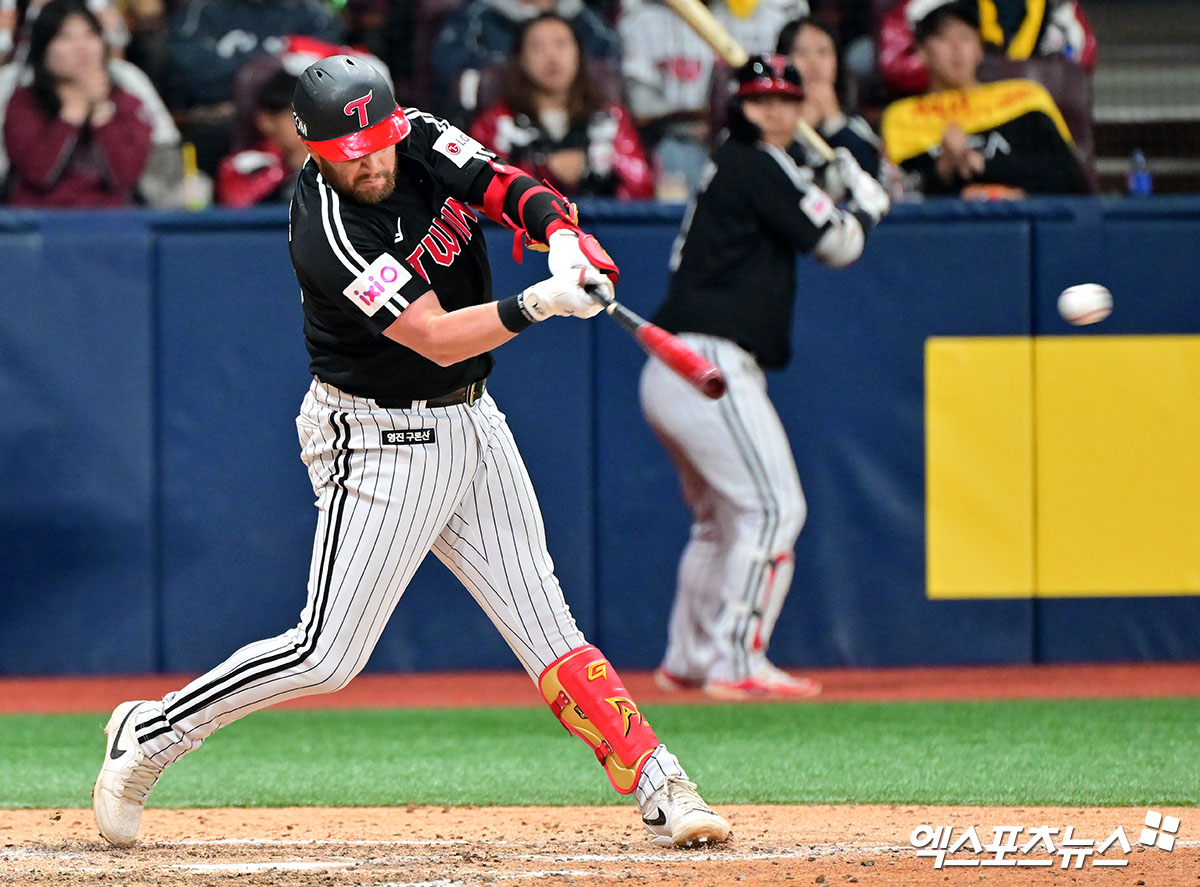 9일 오후 서울 구로구 고척스카이돔에서 열린 '2025 신한 SOL Bank KBO리그' LG 트윈스와 키움 히어로즈의 경기, 9회초 무사 1루 LG 오스틴이 우중간 안타를 날리고 있다. 엑스포츠뉴스 DB