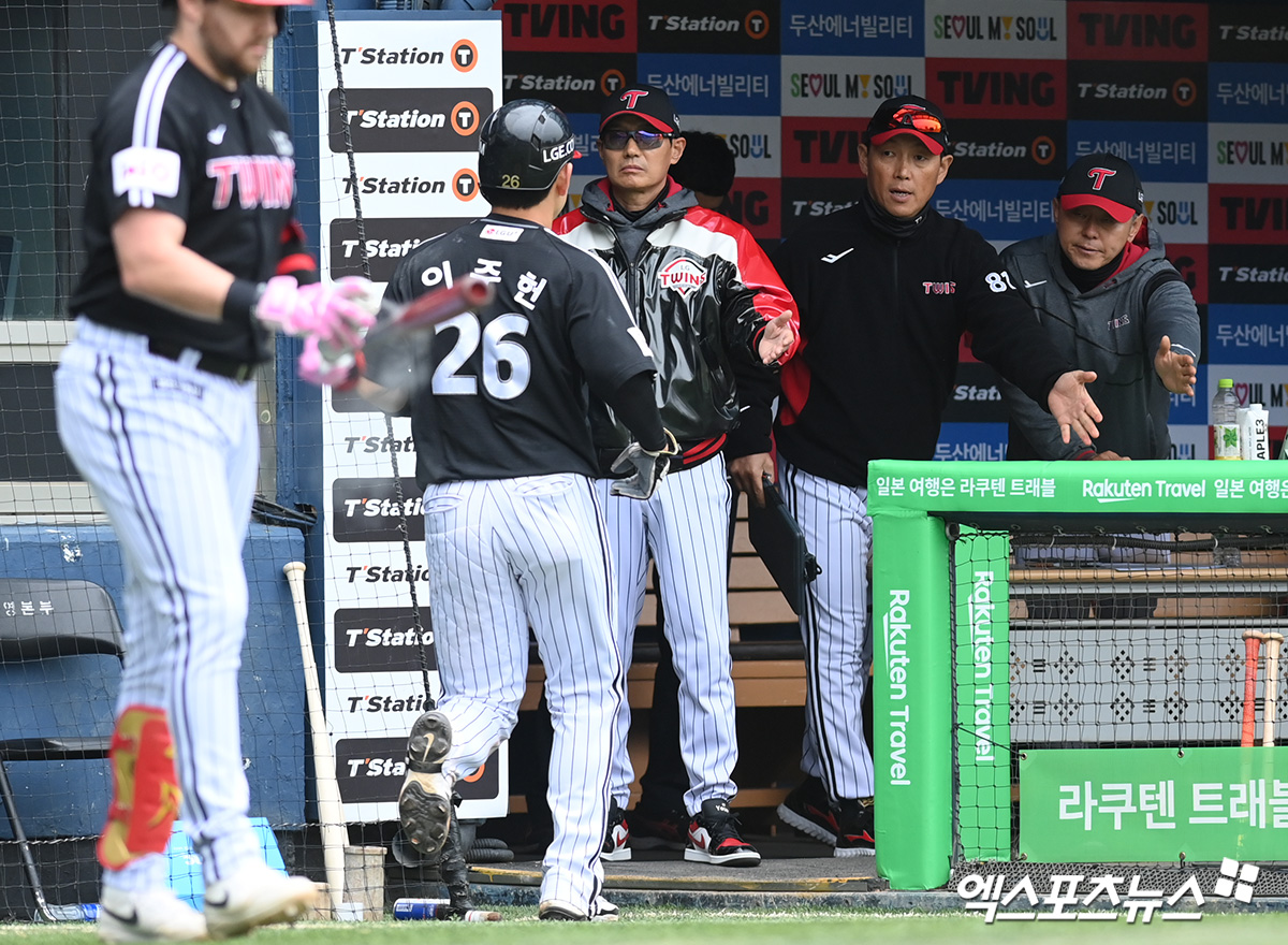 5일 오후 서울 잠실야구장에서 열린 '2025 신한 SOL Bank KBO리그' LG 트윈스와 두산 베어스의 경기, 7회초 2사 1,2루 LG 김현수 타석 때 득점한 이주헌이 더그아웃에서 축하를 받고 있다. 엑스포츠뉴스 DB