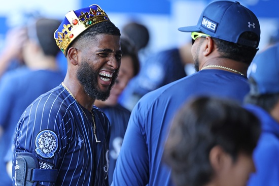 삼성 박진만 감독은 25일 KIA와의 주말 3연전 최종전에서 3-2로 이긴 뒤 '어려운 경기였고 위기 상황이 있었다. 하지만, 선발 원태인 선수와 백정현·배찬승·이호성 선수 모두 최소 실점으로 본인들의 역할을 잘했다'며 '디아즈 선수의 홈런 2방 덕분에 이길 수 있었던 경기다. 주말에도 많은 응원 보내주신 팬들께 감사드리고 다가오는 롯데전에도 승리할 수 있도록 준비하겠다'라고 기뻐했다. 디아즈는 이날 2-2 상황에서 9회말 끝내기 솔로포를 치는 등 대포 2방을 폭발하며 20호 홈런을 찍었다. 삼성 라이온즈  