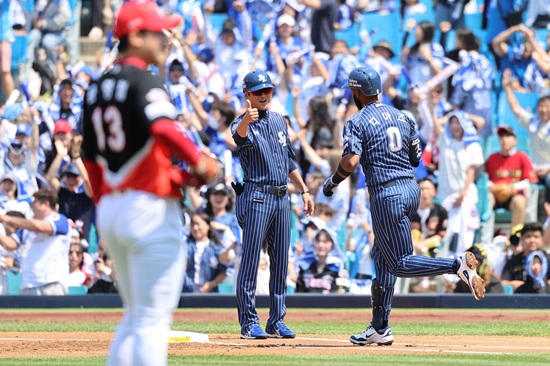 삼성 박진만 감독은 25일 KIA와의 주말 3연전 최종전에서 3-2로 이긴 뒤 '어려운 경기였고 위기 상황이 있었다. 하지만, 선발 원태인 선수와 백정현·배찬승·이호성 선수 모두 최소 실점으로 본인들의 역할을 잘했다'며 '디아즈 선수의 홈런 2방 덕분에 이길 수 있었던 경기다. 주말에도 많은 응원 보내주신 팬들께 감사드리고 다가오는 롯데전에도 승리할 수 있도록 준비하겠다'라고 기뻐했다. 디아즈는 이날 2-2 상황에서 9회말 끝내기 솔로포를 치는 등 대포 2방을 폭발하며 20호 홈런을 찍었다. 삼성 라이온즈  