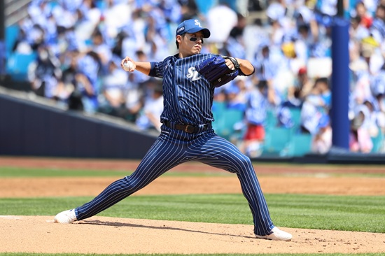 삼성 박진만 감독은 25일 KIA와의 주말 3연전 최종전에서 3-2로 이긴 뒤 '어려운 경기였고 위기 상황이 있었다. 하지만, 선발 원태인 선수와 백정현·배찬승·이호성 선수 모두 최소 실점으로 본인들의 역할을 잘했다'며 '디아즈 선수의 홈런 2방 덕분에 이길 수 있었던 경기다. 주말에도 많은 응원 보내주신 팬들께 감사드리고 다가오는 롯데전에도 승리할 수 있도록 준비하겠다'라고 기뻐했다. 원태인은 이날 6이닝을 1실점으로 막으며 호투했다. 삼성 라이온즈  