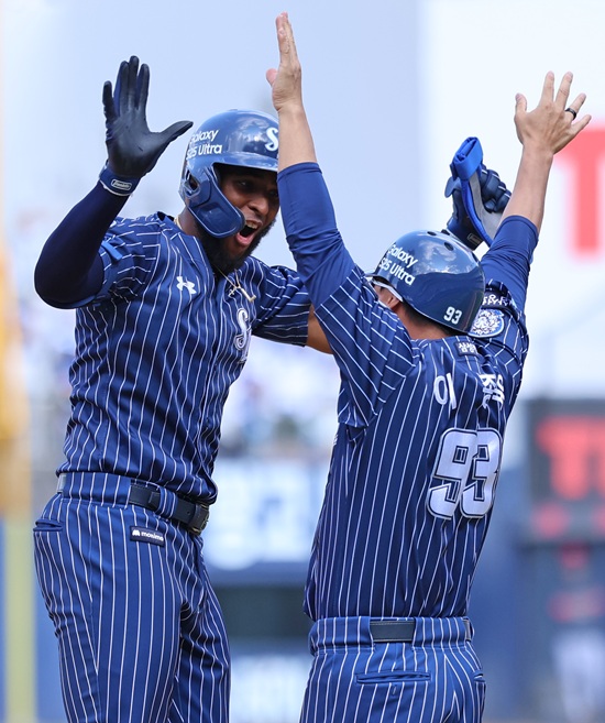 삼성 박진만 감독은 25일 KIA와의 주말 3연전 최종전에서 3-2로 이긴 뒤 '어려운 경기였고 위기 상황이 있었다. 하지만, 선발 원태인 선수와 백정현·배찬승·이호성 선수 모두 최소 실점으로 본인들의 역할을 잘했다'며 '디아즈 선수의 홈런 2방 덕분에 이길 수 있었던 경기다. 주말에도 많은 응원 보내주신 팬들께 감사드리고 다가오는 롯데전에도 승리할 수 있도록 준비하겠다'라고 기뻐했다. 디아즈는 이날 2-2 상황에서 9회말 끝내기 솔로포를 치는 등 대포 2방을 폭발하며 20호 홈런을 찍었다. 삼성 라이온즈  