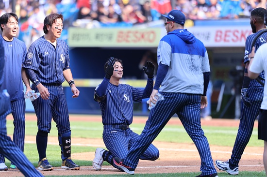 삼성 박진만 감독은 25일 KIA와의 주말 3연전 최종전에서 3-2로 이긴 뒤 '어려운 경기였고 위기 상황이 있었다. 하지만, 선발 원태인 선수와 백정현·배찬승·이호성 선수 모두 최소 실점으로 본인들의 역할을 잘했다'며 '디아즈 선수의 홈런 2방 덕분에 이길 수 있었던 경기다. 주말에도 많은 응원 보내주신 팬들께 감사드리고 다가오는 롯데전에도 승리할 수 있도록 준비하겠다'라고 기뻐했다. 디아즈는 이날 2-2 상황에서 9회말 끝내기 솔로포를 치는 등 대포 2방을 폭발하며 20호 홈런을 찍었다. 삼성 라이온즈  