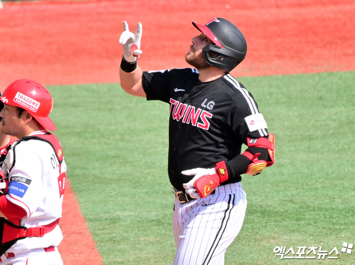 15일 오후 인천SSG랜더스필드에서 열린 '2025 신한 SOL Bank KBO리그' LG 트윈스와 SSG 랜더스의 시범경기, 4회초 무사 1루 LG 오스틴이 투런 홈런을 날린 후 기뻐하고 있다. 엑스포츠뉴스 DB
