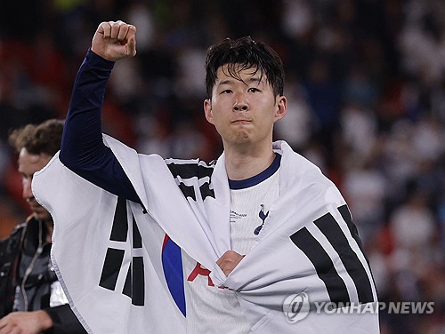영국 축구 전문 매체 '풋볼 인사이더'는 25일 토트넘과 손흥민의 동행을 주장했다. 토트넘 소식에 정통한 것으로 정평이 난 매체의 수석 기자 피트 오루크는 '토트넘은 손흥민과의 동행을 이어가기로 결정했고, 이미 지난 1월 계약 연장 옵션을 행사했다. 손흥민은 2026년 여름까지 구단과 함께할 예정'이라고 보도했다. 오루크는 '이번 시즌 손흥민의 경기력이 최상은 아니었고, 이는 누구도 부정할 수 없는 사실'이라면서도 '하지만 토트넘은 손흥민의 풍부한 경험이 챔피언스리그 복귀 시즌에 매우 중요한 자산이 될 것으로 보고 있다'고 설명했다. 연합뉴스