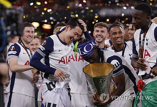 영국 축구 전문 매체 '풋볼 인사이더'는 25일 토트넘과 손흥민의 동행을 주장했다. 토트넘 소식에 정통한 것으로 정평이 난 매체의 수석 기자 피트 오루크는 '토트넘은 손흥민과의 동행을 이어가기로 결정했고, 이미 지난 1월 계약 연장 옵션을 행사했다. 손흥민은 2026년 여름까지 구단과 함께할 예정'이라고 보도했다. 오루크는 '이번 시즌 손흥민의 경기력이 최상은 아니었고, 이는 누구도 부정할 수 없는 사실'이라면서도 '하지만 토트넘은 손흥민의 풍부한 경험이 챔피언스리그 복귀 시즌에 매우 중요한 자산이 될 것으로 보고 있다'고 설명했다. 연합뉴스