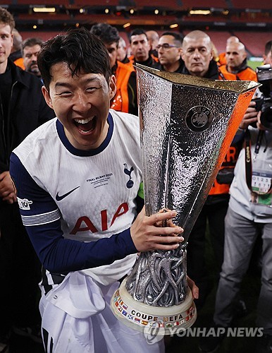 영국 축구 전문 매체 '풋볼 인사이더'는 25일 토트넘과 손흥민의 동행을 주장했다. 토트넘 소식에 정통한 것으로 정평이 난 매체의 수석 기자 피트 오루크는 '토트넘은 손흥민과의 동행을 이어가기로 결정했고, 이미 지난 1월 계약 연장 옵션을 행사했다. 손흥민은 2026년 여름까지 구단과 함께할 예정'이라고 보도했다. 오루크는 '이번 시즌 손흥민의 경기력이 최상은 아니었고, 이는 누구도 부정할 수 없는 사실'이라면서도 '하지만 토트넘은 손흥민의 풍부한 경험이 챔피언스리그 복귀 시즌에 매우 중요한 자산이 될 것으로 보고 있다'고 설명했다. 연합뉴스