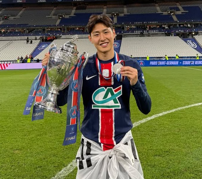 이강인이 현 소속팀인 PSG에서 나올 것으로 보이는 가운데, 유벤투스, AC밀란, 인터 밀란 등 3대 명문과 이번 시즌 우승팀인 나폴리가 전부 그에게 러브콜을 보내는 것으로 드러났다. 연합뉴스 