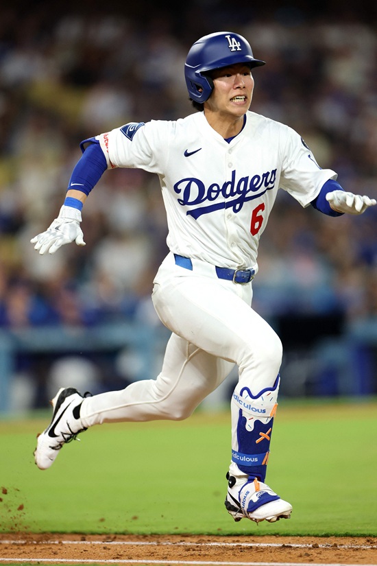 '로이터 통신' 등 미국 언론들은 26일 LA 다저스 슈퍼스타 오타니 쇼헤이가 미국 뉴욕주 플러싱의 시티필드에서 열린 2025 메이저리그 뉴욕 메츠와의 원정 경기에 앞서 라이브 피칭을 실시했다고 보도했다. 라이브 피칭은 투수가 실전처럼 타자를 타석에 세워두고 투구하는 훈련이다. 통상 불펜 피칭 다음으로 실전 복귀를 앞둔 투수들이 구위와 몸 상태를 점검하기 위해 실시한다. 그런 가운데 김혜성은 첫 타석에서 투수 앞 땅볼로 물러났으나 두 번째 타석에서 2루타성 타구로 설욕해 화제가 됐다. 연합뉴스