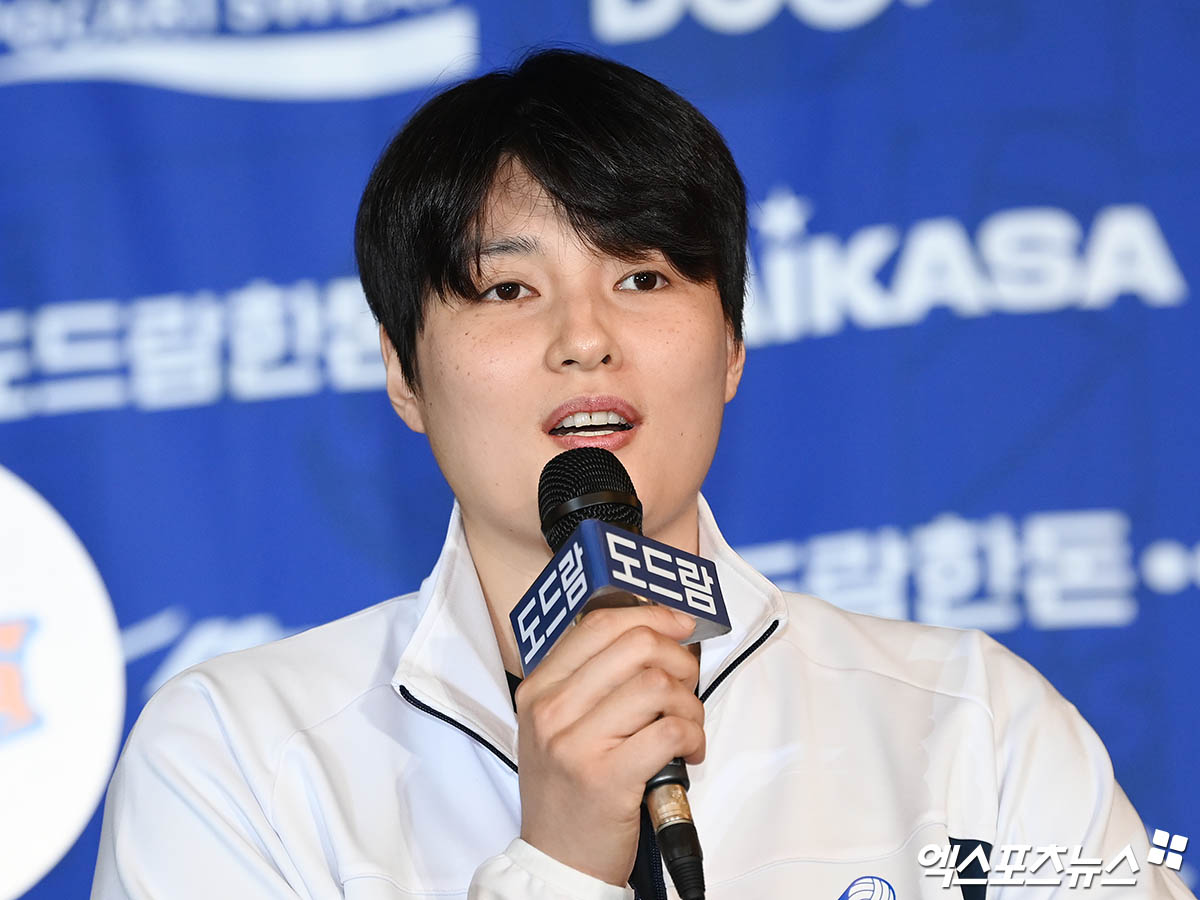 여자프로배구 현대건설이 26일 IBK기업은행과 2026-2027 시즌 신인드래프트 2라운드 지명권 및 현금이 포함된 조건을 통해 김희진을 트레이드로 영입했다. 사진 엑스포츠뉴스 DB