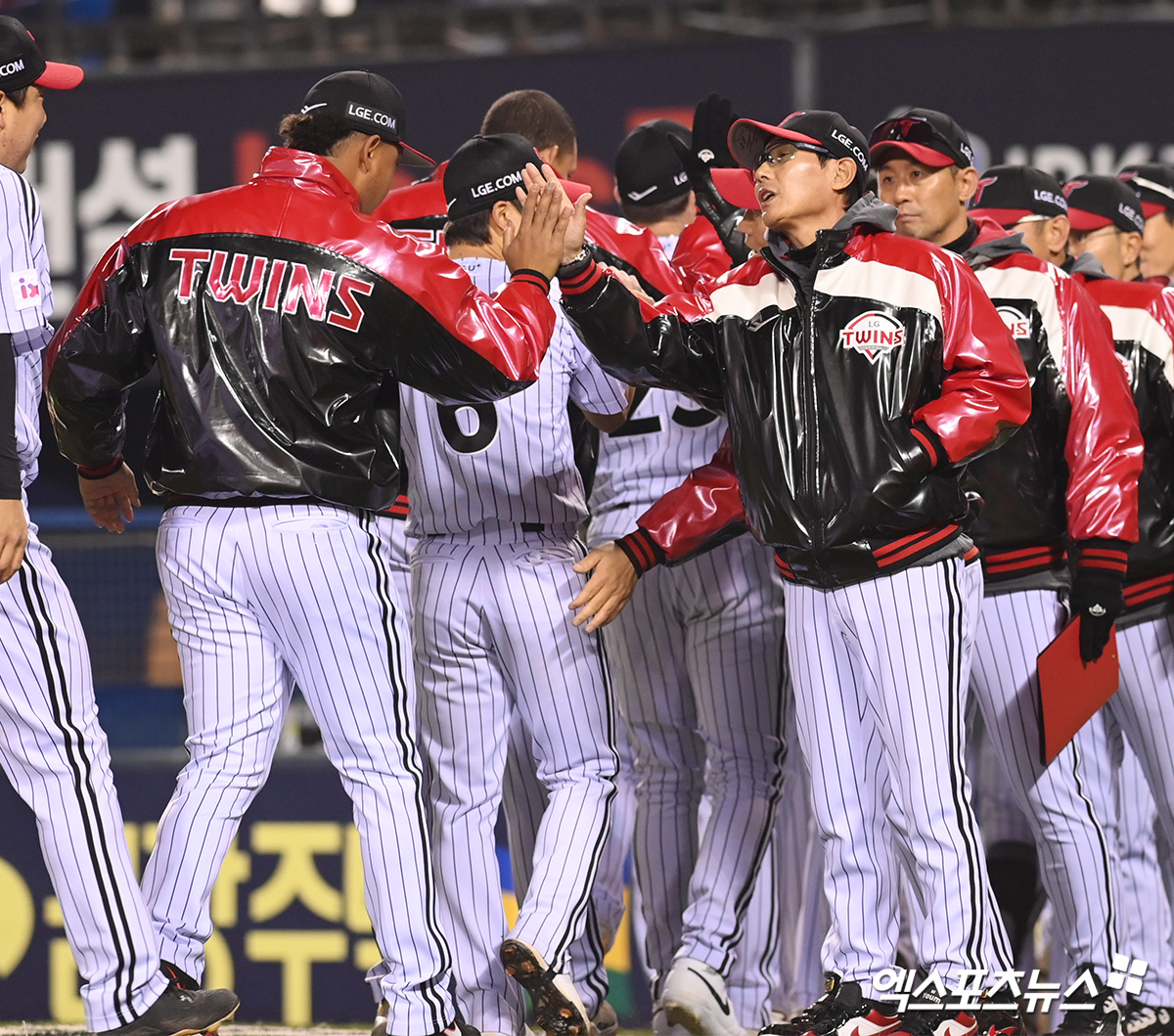 염경엽 감독이 이끄는 LG 트윈스가 지난 25일 인천 SSG랜더스필드에서 열린 2025 신한 SOL Bank KBO리그 SSG 랜더스와의 팀 간 9차전에서 9-3으로 승리를 거두고 주말 3연전 위닝 시리즈를 챙겼다. 사진 엑스포츠뉴스 DB