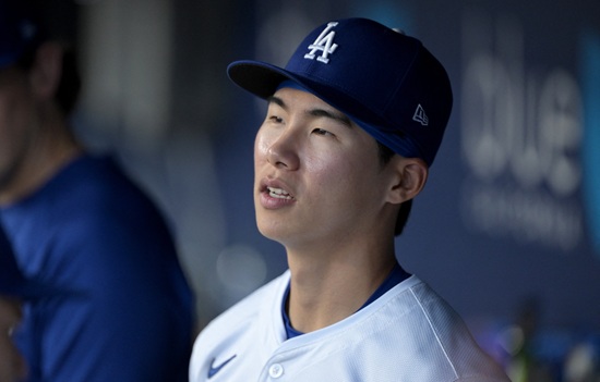 미국 메이저리그 LA 다저스의 김혜성이 27일(한국시간) 미국 오하이오주 클리블랜드 프로그레시브필드에서 열린 2025 메이저리그 클리블랜드 가디언스와의 원정 경기에 9번 타자 겸 2루수로 선발 출전, 3타수 무안타 1득점을 기록했다. 사진 연합뉴스