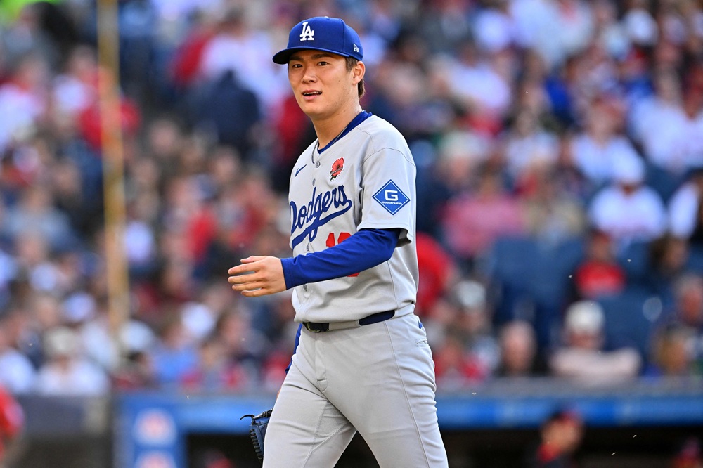 미국 메이저리그 LA 다저스의 우완 야마모토 요시노부가 27일(한국시간) 미국 오하이오주 클리블랜드 프로그레시브필드에서 열린 2025 메이저리그 클리블랜드 가디언스와의 원정 경기에 선발등판, 6이닝 3피안타 2탈삼진 2실점으로 승리투수가 됐다. 사진 연합뉴스  