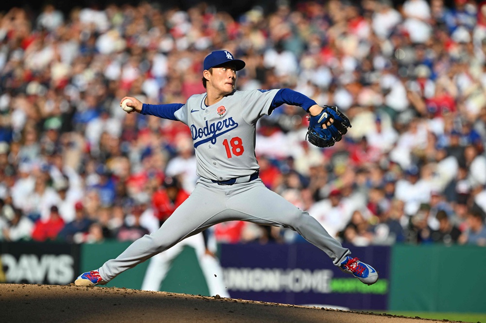 미국 메이저리그 LA 다저스의 우완 야마모토 요시노부가 27일(한국시간) 미국 오하이오주 클리블랜드 프로그레시브필드에서 열린 2025 메이저리그 클리블랜드 가디언스와의 원정 경기에 선발등판, 6이닝 3피안타 2탈삼진 2실점으로 승리투수가 됐다. 사진 연합뉴스  