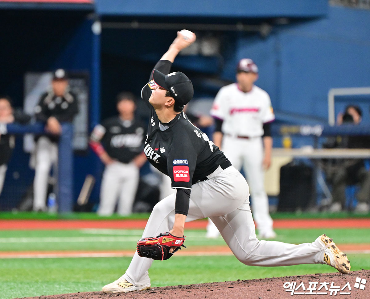 23일 오후 서울 구로구 고척스카이돔에서 열린 '2025 신한 SOL Bank KBO리그' KT 위즈와 키움 히어로즈의 경기, 8회말 KT 손동현이 공을 힘차게 던지고 있다. 엑스포츠뉴스 DB