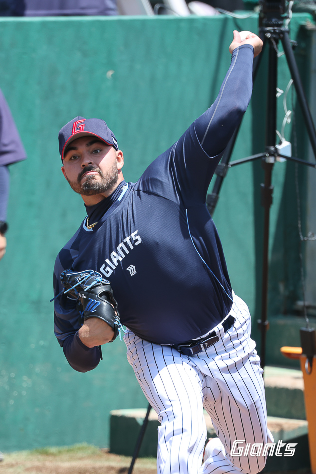 롯데 자이언츠 새 외국인 선발투수 알렉 감보아가 지난 18일 부산 사직야구장에서 불펜 피칭에 임하고 있다. 감보아는 27일 대구 삼성 라이온즈전에서 공식 데뷔전을 갖는다. 롯데 자이언츠