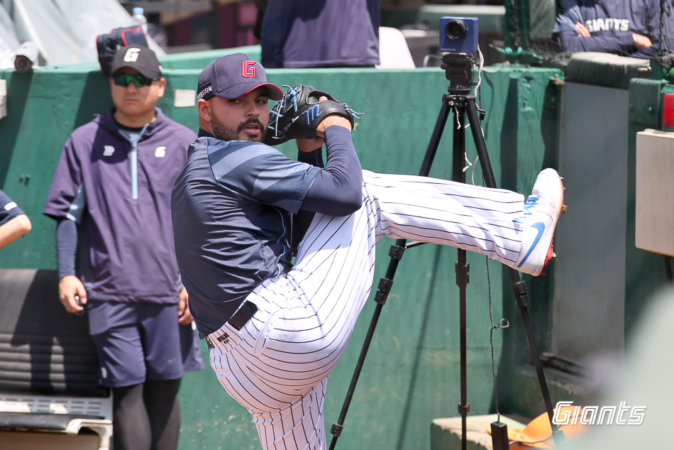 롯데 자이언츠 새 외국인 선발투수 알렉 감보아가 지난 18일 부산 사직야구장에서 불펜 피칭에 임하고 있다. 감보아는 27일 대구 삼성 라이온즈전에서 공식 데뷔전을 갖는다. 롯데 자이언츠