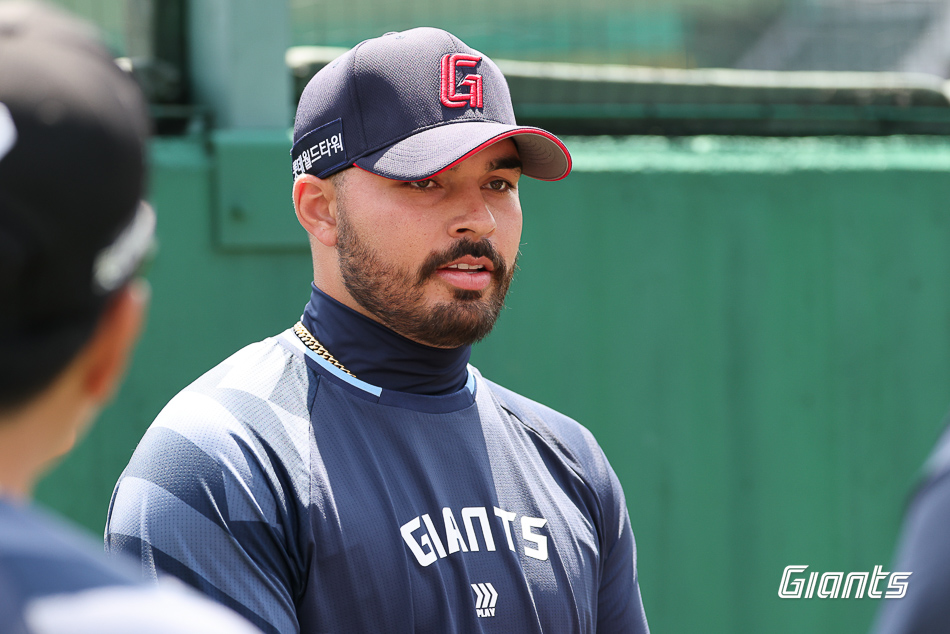 롯데 자이언츠 새 외국인 선발투수 알렉 감보아가 지난 18일 부산 사직야구장에서 불펜 피칭에 임하고 있다. 감보아는 27일 대구 삼성 라이온즈전에서 공식 데뷔전을 갖는다. 롯데 자이언츠