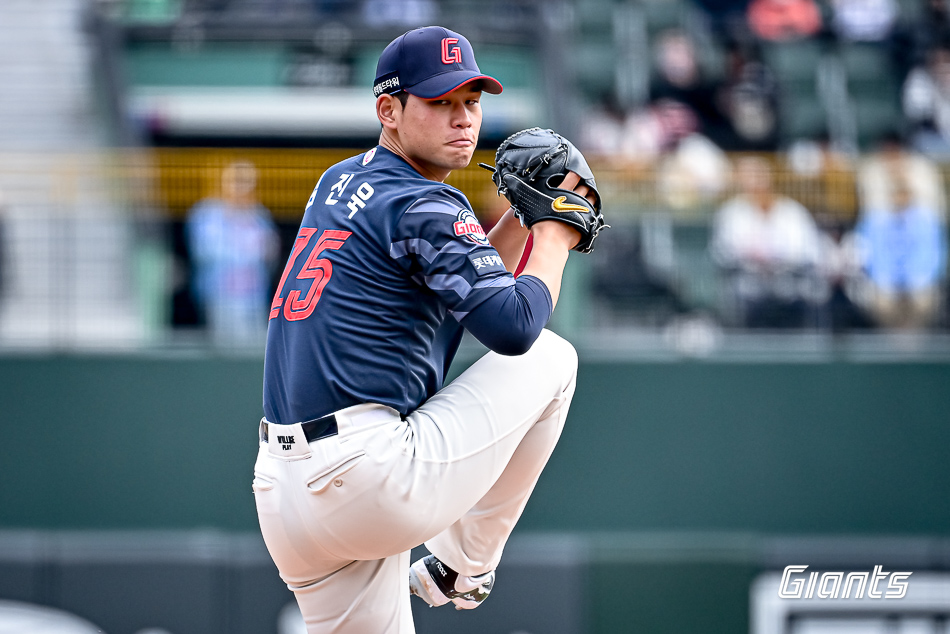 롯데 자이언츠 선발투수 김진욱이 올해 정규시즌 경기에 등판해 투구하고 있다. 경기력 난조로 말소됐던 김진욱은 27일 콜업됐고 당분간 중간계투진에 몸담을 예정이다. 롯데 자이언츠