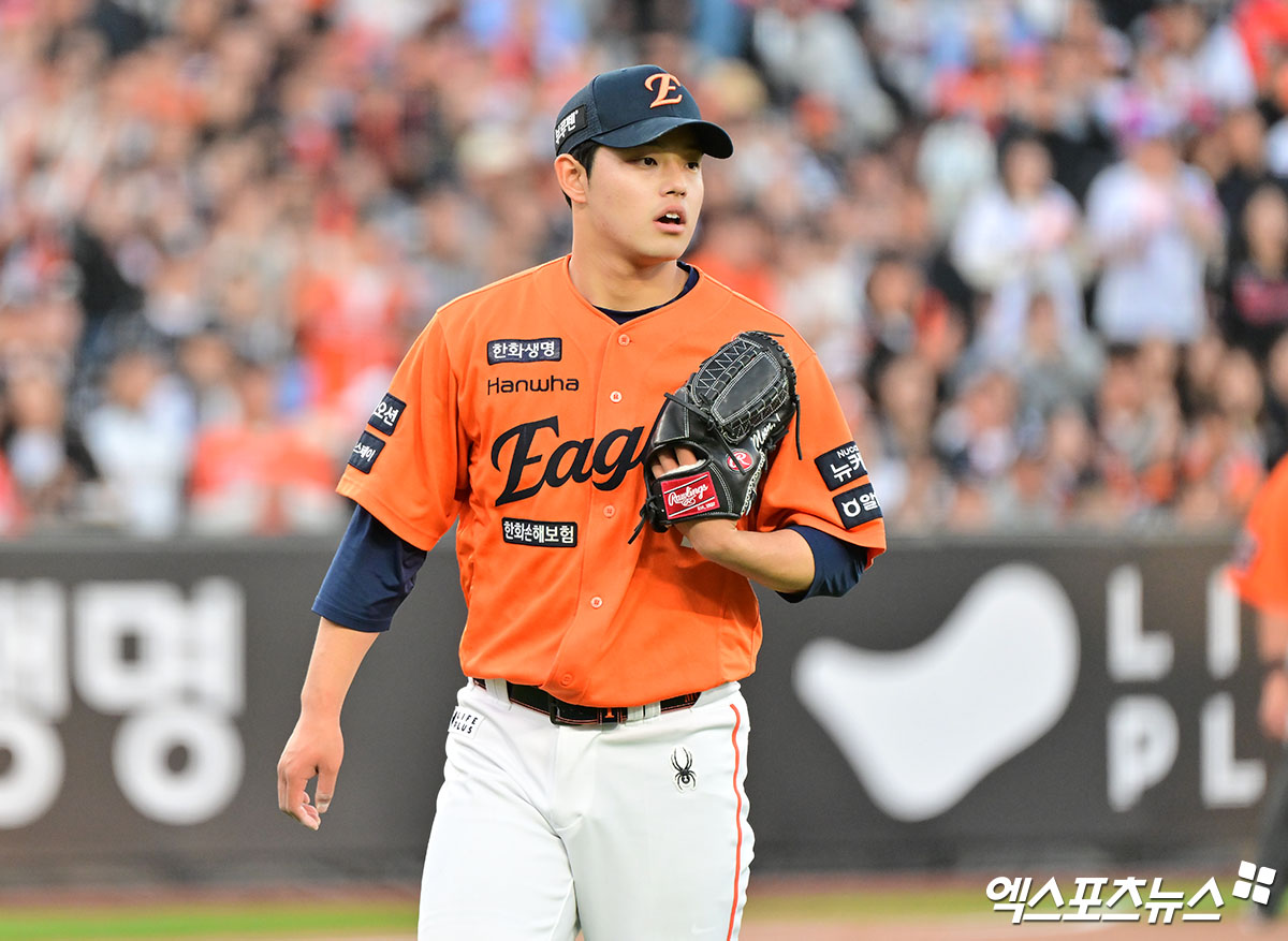 26일 오후 대전 한화생명 볼파크에서 열린 '2025 신한 SOL Bank KBO리그' KT 위즈와 한화 이글스의 경기, 7회초 수비를 마친 한화 문동주가 더그아웃으로 향하고 있다. 엑스포츠뉴스DB