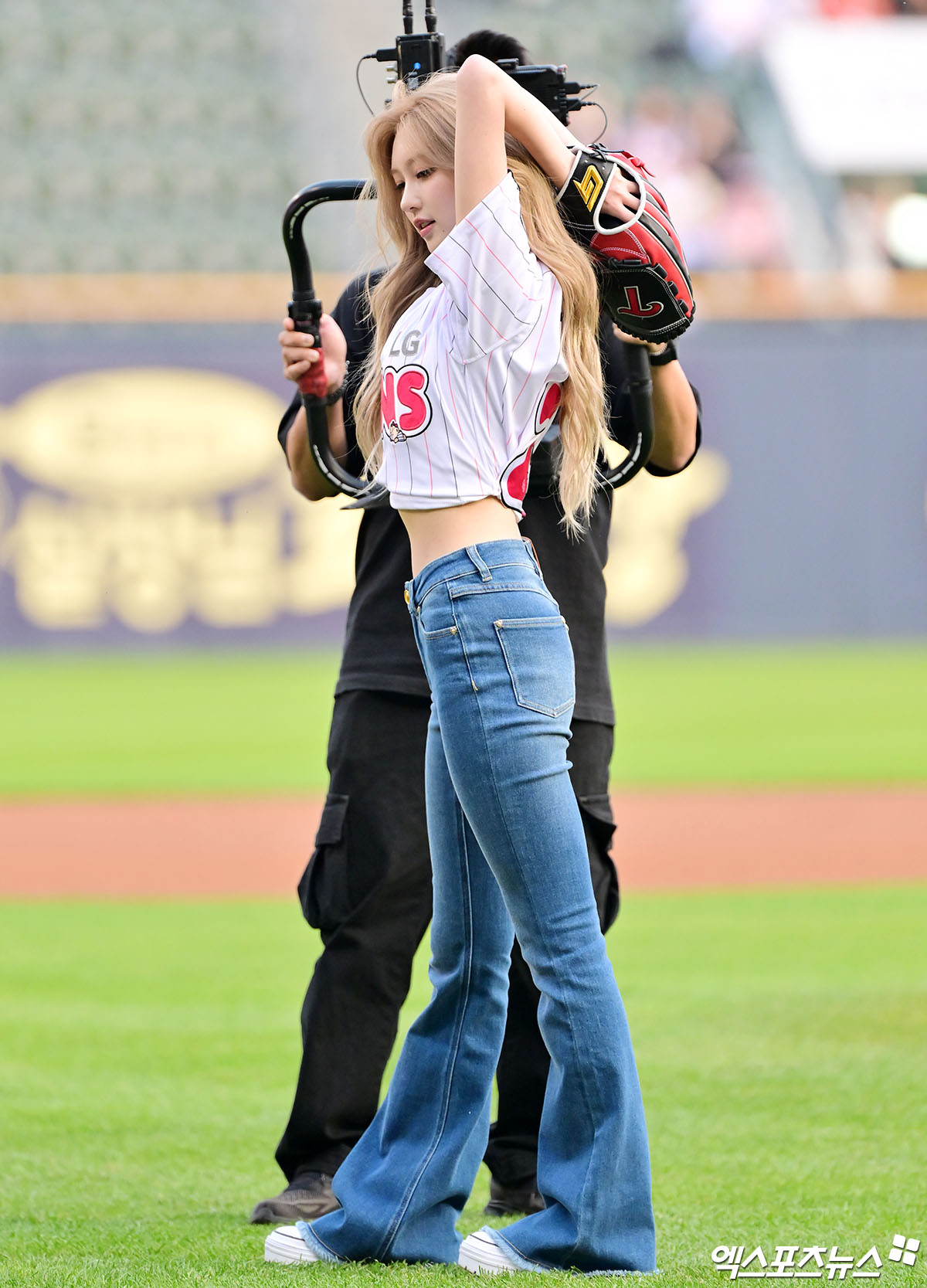 7일 오후 서울 송파구 잠실야구장에서 열린 '2025 신한 SOL Bank KBO리그' 한화 이글스와 LG 트윈스의 경기, 경기 전 아이브 가을이 시구에 임하고 있다. 잠실, 김한준 기자