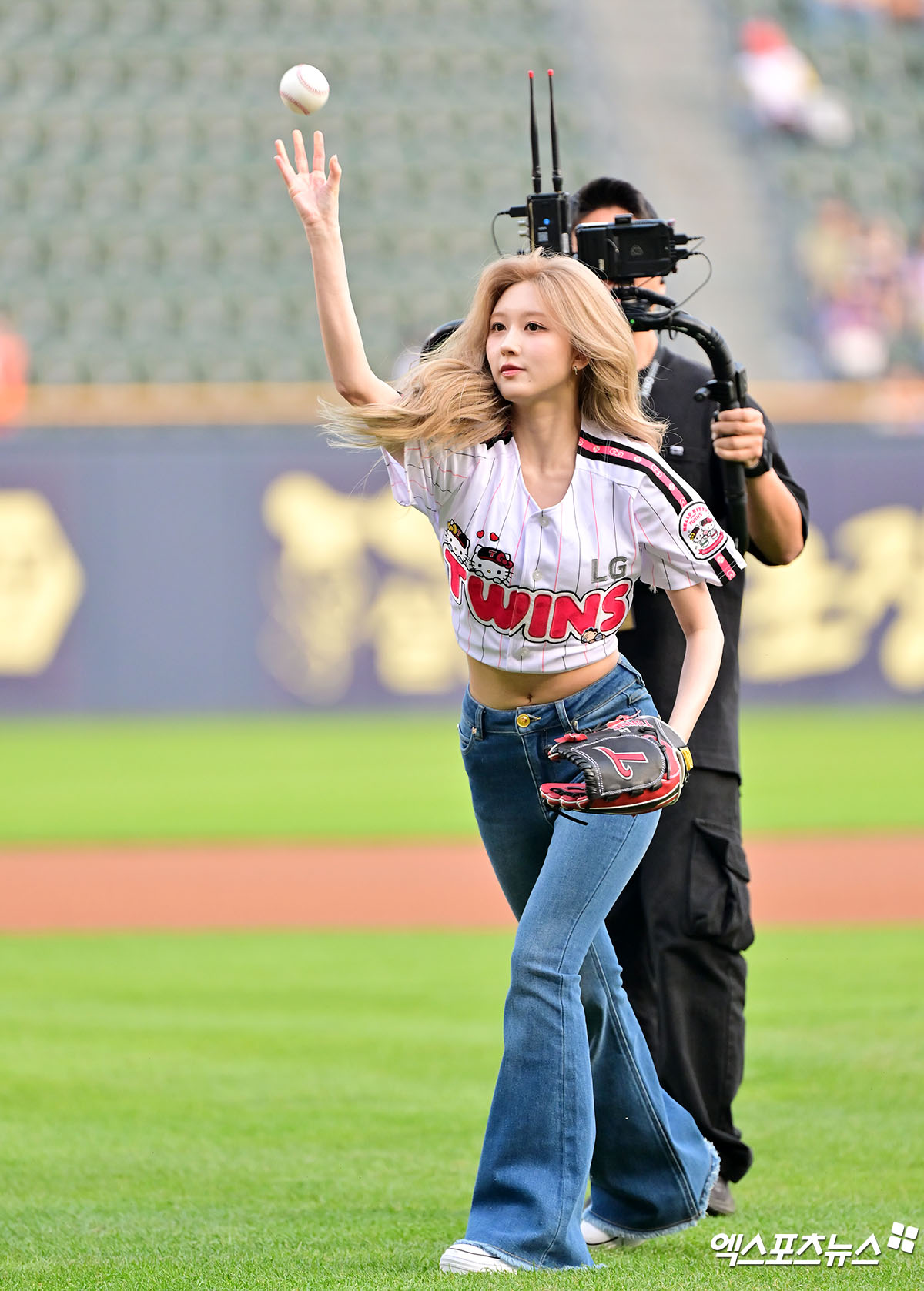 7일 오후 서울 송파구 잠실야구장에서 열린 '2025 신한 SOL Bank KBO리그' 한화 이글스와 LG 트윈스의 경기, 경기 전 아이브 가을이 시구에 임하고 있다. 잠실, 김한준 기자