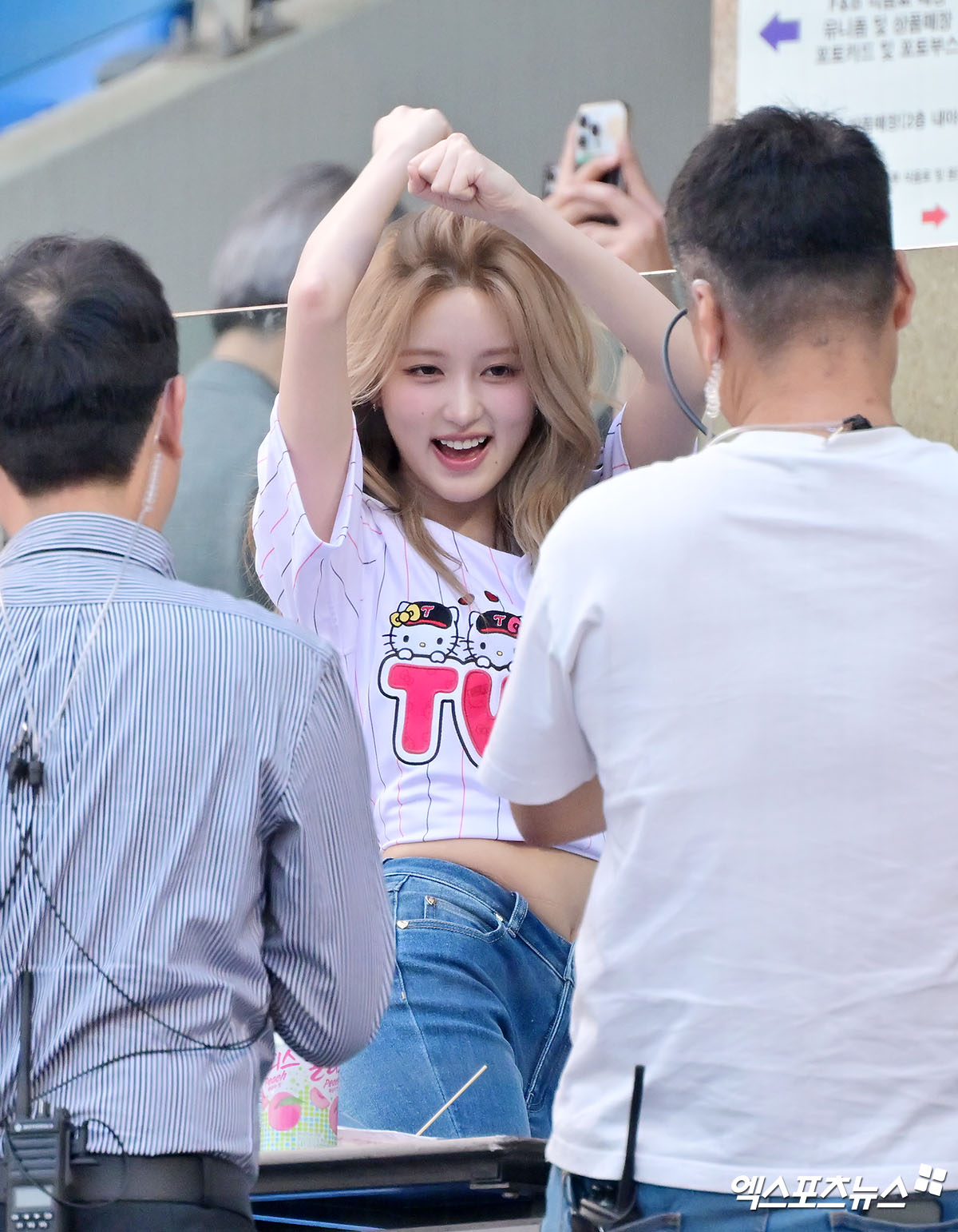 27일 오후 서울 송파구 잠실야구장에서 열린 '2025 신한 SOL Bank KBO리그' 한화 이글스와 LG 트윈스의 경기, 아이브 가을이 멋진 공연을 선보이고 있다. 잠실, 김한준 기자