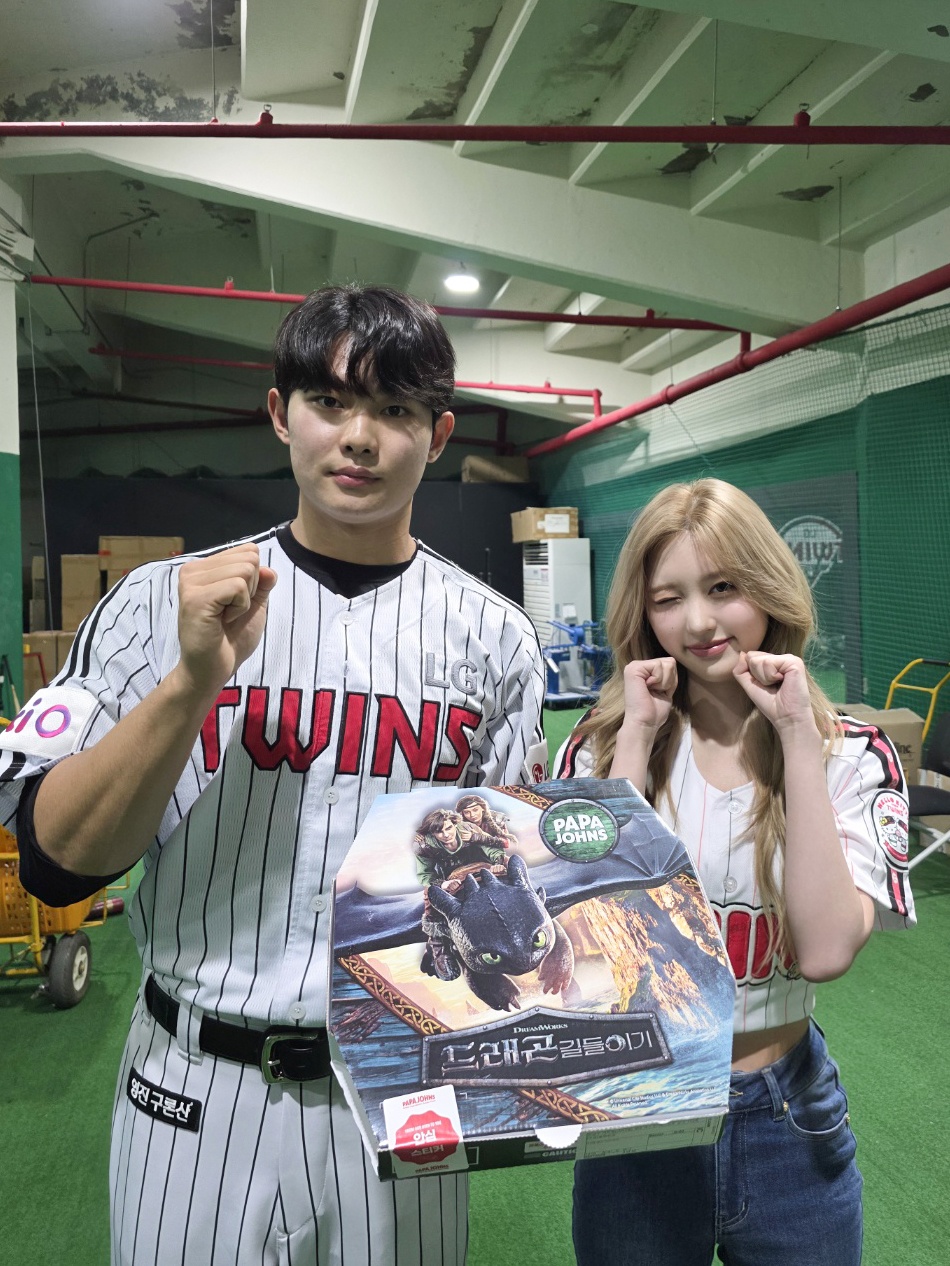 7일 오후 서울 송파구 잠실야구장에서 열린 '2025 신한 SOL Bank KBO리그' 한화 이글스와 LG 트윈스의 경기, 경기 전 아이브 가을이 포즈를 취하고 있다. LG 트윈스