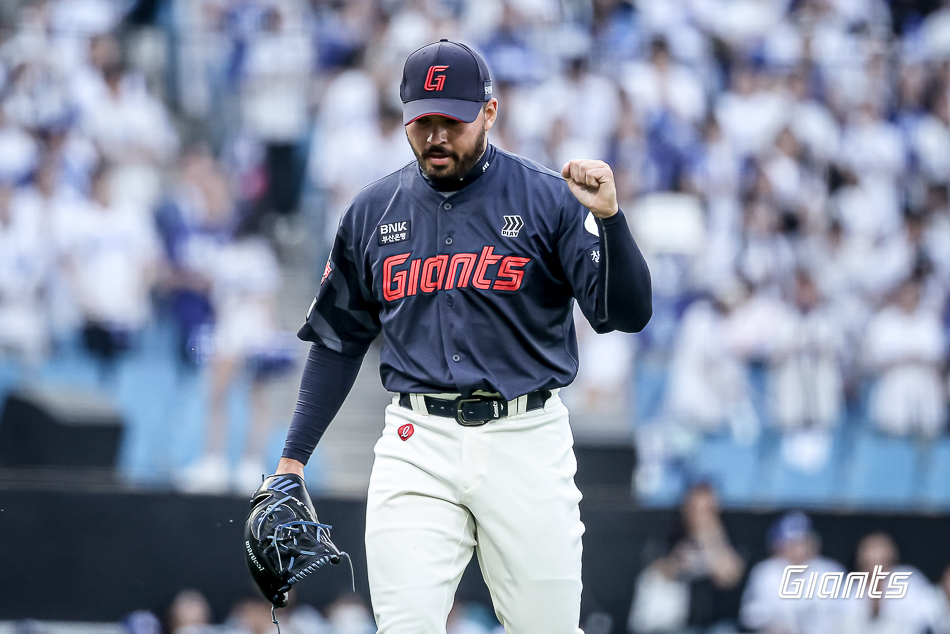 롯데 자이언츠 새 외인 투수 알렉 감보아가 27일 대구 삼성 라이온즈전에 선발 등판해 투구 후 주먹을 불끈 쥐고 있다. 롯데 자이언츠