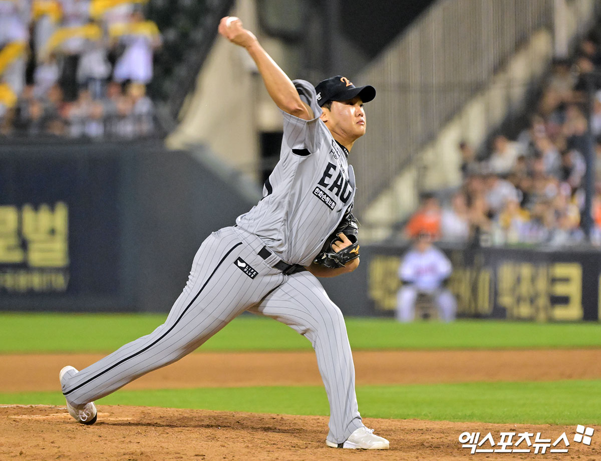 27일 오후 서울 송파구 잠실야구장에서 열린 '2025 신한 SOL Bank KBO리그' 한화 이글스와 LG 트윈스의 경기, 7회말 2사 1루 한화 정우주가 공을 힘차게 던지고 있다. 잠실, 김한준 기자
