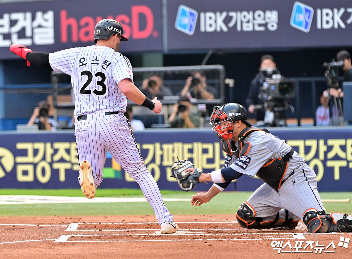 27일 오후 서울 송파구 잠실야구장에서 열린 '2025 신한 SOL Bank KBO리그' 한화 이글스와 LG 트윈스의 경기, 1회말 2사 2루 LG 오스틴이 문보경의 1타점 적시타때 득점에 성공하고 있다. 잠실, 김한준 기자