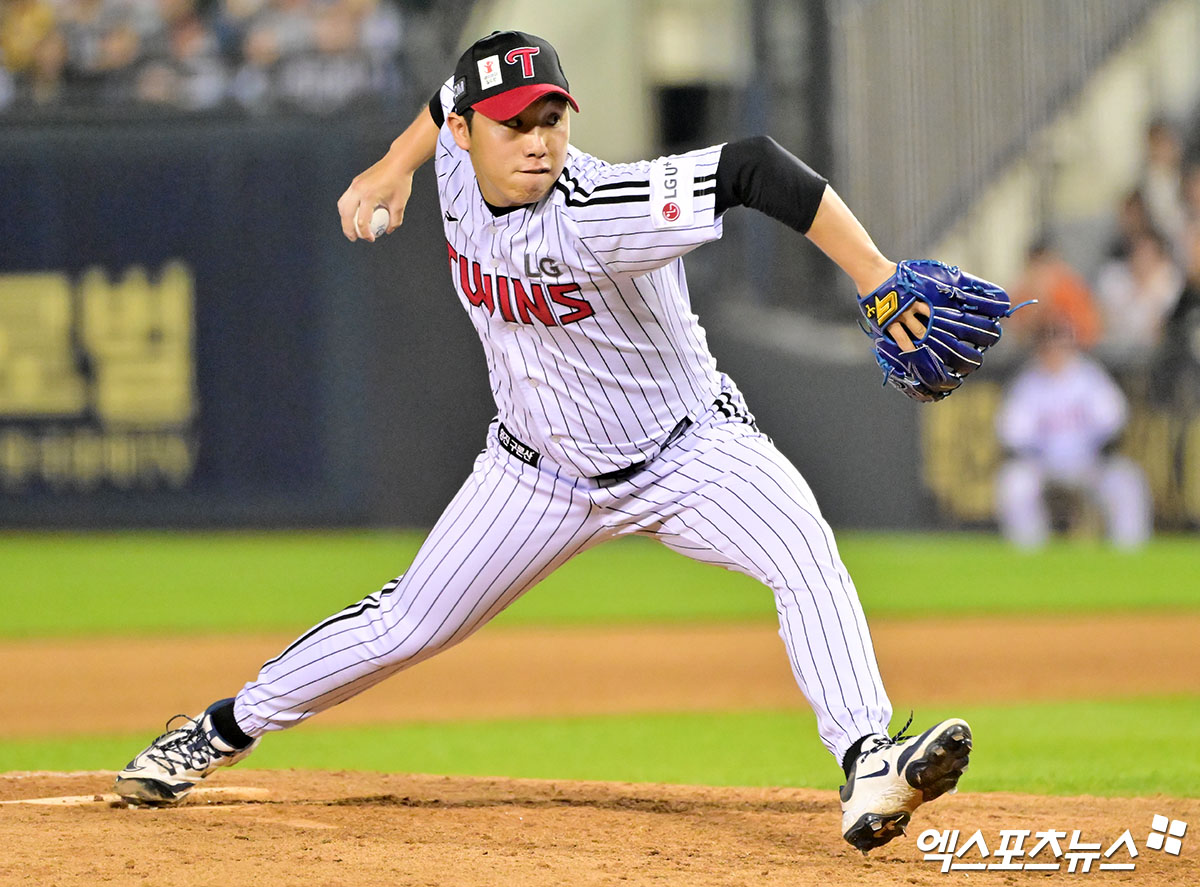 27일 오후 서울 송파구 잠실야구장에서 열린 '2025 신한 SOL Bank KBO리그' 한화 이글스와 LG 트윈스의 경기, 9회초 LG 박명근이 공을 힘차게 던지고 있다. 잠실, 김한준 기자