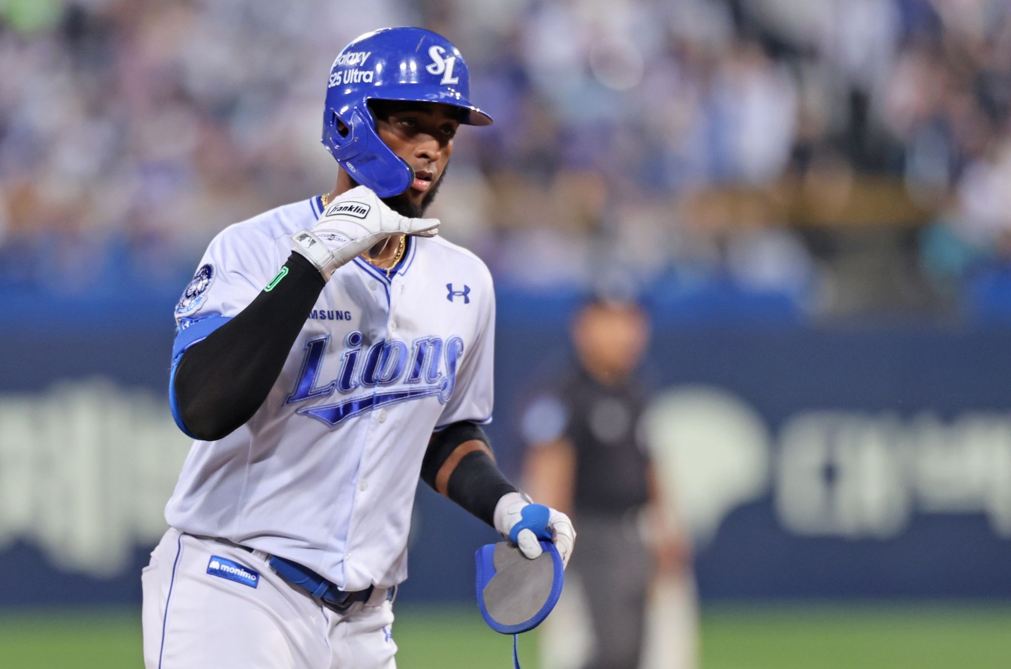 삼성 라이온즈 외국인 타자 르윈 디아즈가 27일 대구 삼성라이온즈파크에서 열린 롯데 자이언츠와의 홈경기에서 시즌 21호 홈런을 터트린 뒤 베이스를 돌고 있다. 디아즈는 현재 홈런 단독 1위다. 삼성 라이온즈