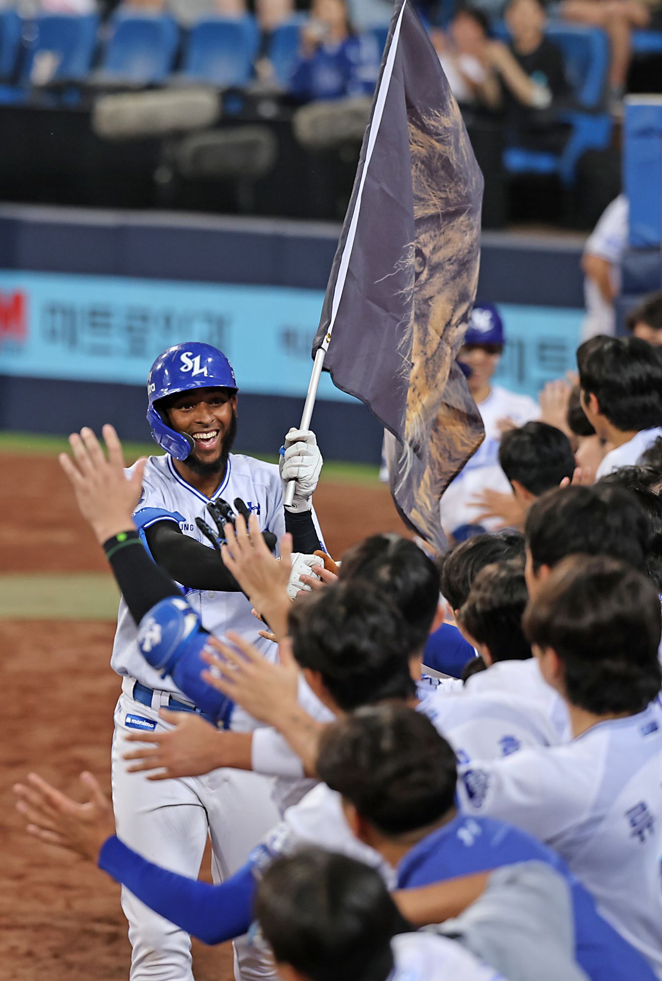 삼성 라이온즈 외국인 타자 르윈 디아즈가 27일 대구 삼성라이온즈파크에서 열린 롯데 자이언츠와의 홈경기에서 시즌 21호 홈런을 터트린 뒤 세리머니하고 있다. 디아즈는 현재 홈런 단독 1위다. 삼성 라이온즈