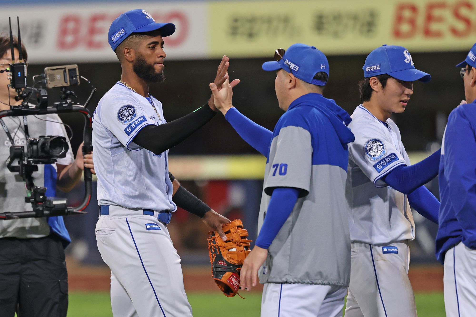 삼성 라이온즈 외국인 타자 르윈 디아즈가 27일 대구 삼성라이온즈파크에서 열린 롯데 자이언츠와의 홈경기에서 시즌 21호 홈런을 터트리며 승리에 기여한 뒤 박진만 감독과 하이파이브하고 있다. 디아즈는 현재 홈런 단독 1위다. 삼성 라이온즈