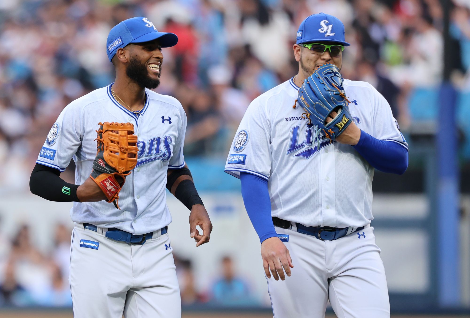 왼쪽부터 삼성 라이온즈 외국인 타자 르윈 디아즈와 선발 에이스 아리엘 후라도. 27일 대구 삼성라이온즈파크에서 열린 롯데 자이언츠와의 홈경기에서 대화하며 미소 짓고 있다. 디아즈는 이날 시즌 21호 홈런을 터트리며 승리에 기여했다. 현재 홈런 단독 1위다. 삼성 라이온즈